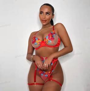 Ensemble de lingerie sexy brodé de fleurs avec soutien-gorge à armatures, porte-jarretelles et string, lingerie mature - Product Image 3