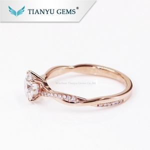 Tianyu Gems Personalizado 14K/18k Oro sólido 1ct Corazón redondo y flecha Anillo de compromiso de moissanita blanca - Product Image 2