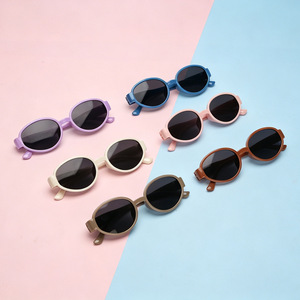 <span class=keywords><strong>Gafas</strong></span> <span class=keywords><strong>de</strong></span> <span class=keywords><strong>Sol</strong></span> Polarizadas para Niños <span class=keywords><strong>BOLON</strong></span> 26, Protección UV, Diseño Ovalado Seguro para los Ojos, para Niños y Niñas, Modelo BK5019 - Product Image 1