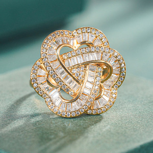 Anello a Forma di Cuore con Tre Petali per Donne, Delicato Gioiello da Dito in Stile Principessa alla Moda - Product Image 3