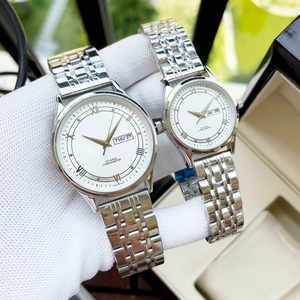 Ensemble de montres à quartz pour couple, bracelet en acier inoxydable argenté, cadran blanc avec affichage de la date et du jour, pour un usage quotidien, Omegaes - Product Image 1