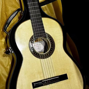 Guitare classique haut de gamme entièrement en <span class=keywords><strong>bois</strong></span> massif de 39 pouces, Geake K-980, fabriquée à la main, table en épicéa suisse, fond et côtés en érable œil de moineau, vente en gros - Product Image 1