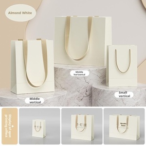 定制徽标豪华层压纸板袋，适用于精品时装店，鞋袜类高级购物包装 - Product Image 1