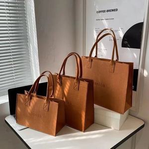 Sac fourre-tout en feutre bleu personnalisé avec logo, grande capacité, design surdimensionné, pour les courses quotidiennes en extérieur - Product Image 5