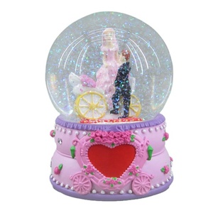 Globo di Neve Romantico per Matrimonio con Statuetta della Sposa, Sfera di Cristallo con Acqua, Centrotavola, Decorazione e Bomboniera - Product Image 1