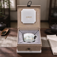 Boîte cadeau rigide en papier pour tasses à thé, avec couvercle articulé et revêtement en lin, personnalisable avec logo et motif, pour l'emballage d'articles de thé.