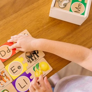 Tablero de rompecabezas de madera con clavijas para niños pequeños, juguete educativo para aprender el alfabeto, de 2 a 4 años, color madera natural, unisex - Product Image 1