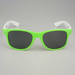 Lunettes de soleil unisexes classiques miroir tendance 2025, monture PC verte et rose, verres UV400, impression de logo personnalisé pour l'extérieur - Product Image 3