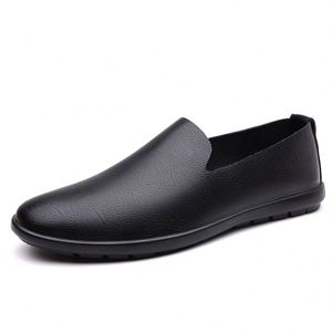 รองเท้าโลฟเฟอร์แบบสวมสำหรับผู้ชาย หัวกลม ปักโลโก้ หนัง PU บุขนด้านใน พื้นรองเท้าด้านกลางทำจากยาง พื้นรองเท้าด้านนอกทำจากยาง ลายเรียบ ทันสมัย สไตล์ลำลอง - Product Image 5