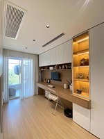 Bureau d'étude mural sur mesure de luxe avec bibliothèque et rangement pour villa