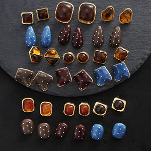 किस्सपत्नी ट्रेंडी रंगीन पोका डॉट एम्बर स्क्वायर वेव इयररिंग्स महिलाओं के लिए - Product Image 1