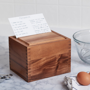 Boîte à recettes rectangulaire en bois sculpté avec cartes, séparateurs et couvercle porte-téléphone pour le stockage alimentaire - Product Image 1