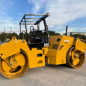 Compacteur routier à double tambour Caterpillar CB534D, modèle 2020, largeur de rouleau de 1,7 m, composants de la boîte de vitesses, du moteur et de la pompe - Product Image 1