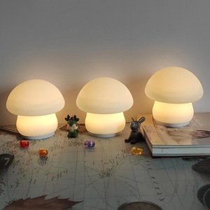 Luz Nocturna pequeña recargable para niños, lámpara táctil colorida de silicona con forma de seta Led, regalo de Navidad - Product Image 4