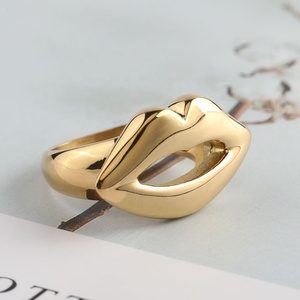 Gioielli personalizzati in acciaio inossidabile Sexy <span class=keywords><strong>Kiss</strong></span> placcato oro bocca Lip Print Chunky Finger Rings per le donne - Product Image 1