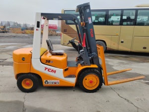 Chariot élévateur diesel d'occasion TCM FD30 du Japon, mât 3 étages, 3 tonnes, déplaceur latéral hydraulique, pour entrepôt et conteneurs, capacité de levage 10,84 pieds - Product Image 5