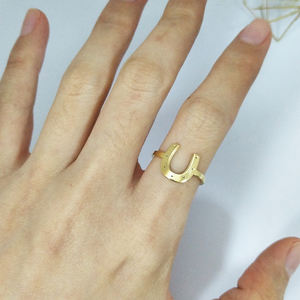 Bague en forme de fer à cheval empilable fine, plaquée or 18 carats, lettre U, bijoux équestres, Joyeria Acero Inoxidable - Product Image 3