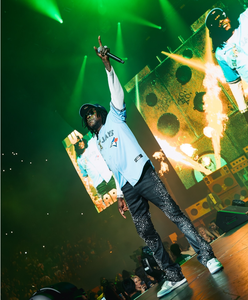 Un uomo <span class=keywords><strong>che</strong></span> vende i famosi jeans con strass a prezzi all'ingrosso - Product Image 2