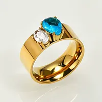 Zwei ovale, blau- und klarfarbene Zirkonia-Steine in Goldton eingelegt, Edelstahl-Mode-Ring, poliert, breites Band, Unisex, Alltagsschmuck