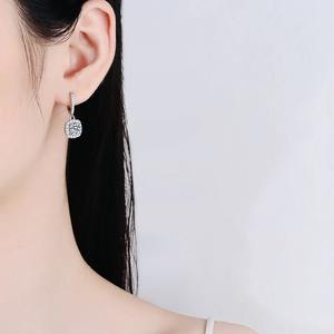 Pendientes de Plata de Ley 925 con Baño de Oro y Moissanita para Mujer, Corte Redondo, Estilo Clásico en Capas, Certificados por Terceros - Product Image 4