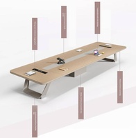 Ensemble de table de conférence minimaliste moderne avec ports d'alimentation intégrés, disposition réglable, chaises assorties pour réunion de bureau