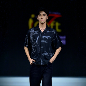 เสื้อเชิ้ตแขนสั้นพิมพ์ลายโอเวอร์ไซส์สำหรับผู้ชายสั่งทำพิเศษ สีดำ ผ้าฝ้าย สไตล์สตรีท ลายพิมพ์ด้านหน้า โลโก้ทอผ้า ระบายอากาศได้ดี ทรงพอดีตัว - Product Image 1