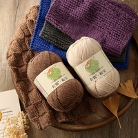 Vente en gros de fil acrylique mélangé de coton peigné à quatre plis d'épaisseur moyenne pour kit de crochet de bricolage doux et écharpe de poupée tricotée à la main