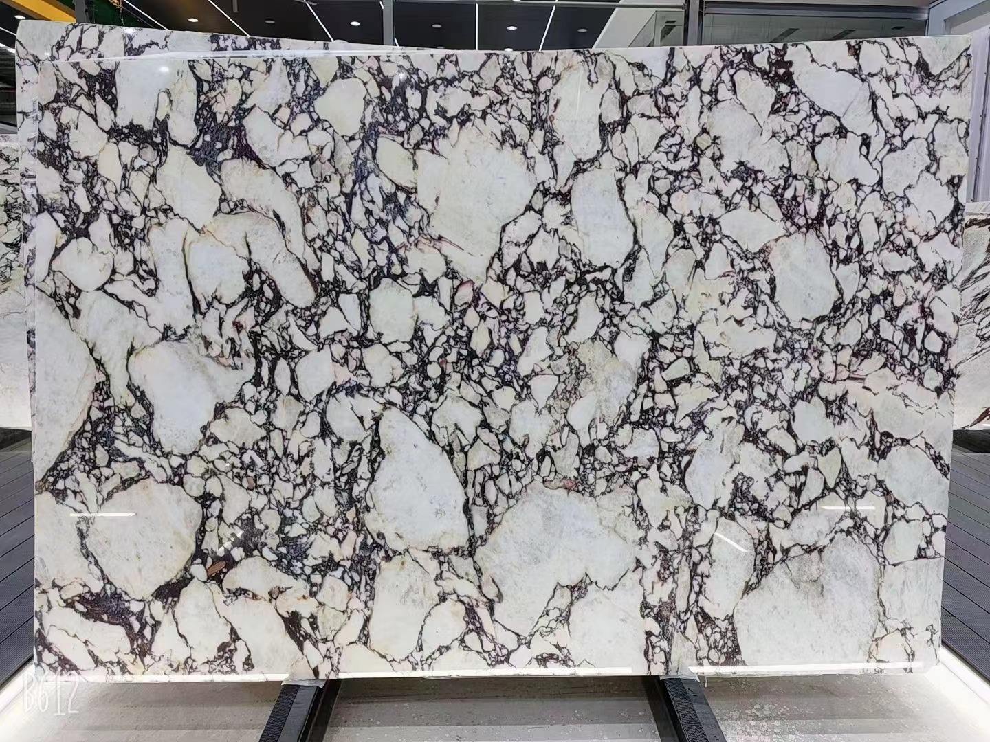 Sfondo bianco con venature viola