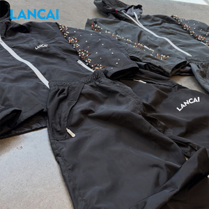 Ensemble de survêtement streetwear pour homme, coupe ample, avec logo personnalisé, design à rivets, grammage lourd, sweat à capuche zippé et pantalon de survêtement - Product Image 1