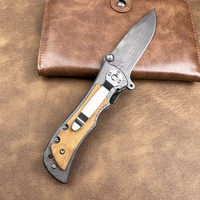 Couteau de Poche Pliant en Gros avec Lame en Acier Damas Revêtement Titane et Manche en Bois Gravé pour Camping, Chasse, Activités de Plein Air, Cadeau pour Homme