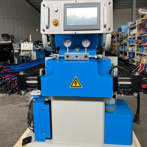 Machine de pulvérisation de polyurée Revêtement de haut-parleur en polyurée Machine de plâtre mural moussant avec écran tactile LCD de 10 pouces - Product Image 1