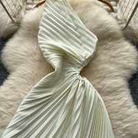 Robe longue plissée élégante asymétrique à une épaule pour femme, sans manches, avec découpes à la taille, fluide, pour soirée ou tenue décontractée