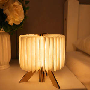 Lámpara de libro de madera de diseño moderno personalizado de primera calidad, pantalla de papel novedosa, la mejor lámpara de mesa para decoración del hogar para batería de promoción de marca de lujo - Product Image 3