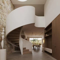Escalier courbé robuste sur mesure avec structure métallique pour usage résidentiel