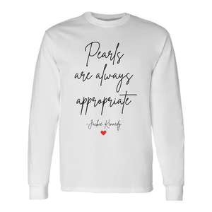 Las perlas siempre son apropiadas, camiseta de manga larga de algodón con cuello redondo para mujer con cita de Jackie Kennedy - Product Image 1