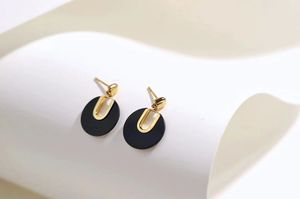 ต่างหูรูปตัวยูทองคำ 18K ยี่ห้อซินฟลายประดับด้วยหินออนิกซ์สีดำ - Product Image 5