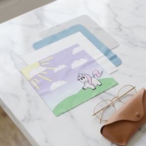 Chiffons <span class=keywords><strong>de</strong></span> nettoyage réutilisables en microfibre avec logo personnalisé pour lunettes, objectifs d'appareil photo, bijoux, et polissage des montures, avec étui d'emballage - Product Image 1