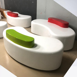 Banc en fibre de verre au design contemporain pour l'extérieur, mobilier durable pour centre commercial - Product Image 3