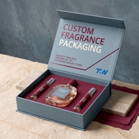 Boîte à parfum rigide réutilisable de style livre bleu magnétique de luxe personnalisée avec doublure en éponge et deux vaporisateurs de voyage