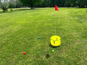 Juego de golf de 6 hoyos Yard Links-Elija Campo de 3, 6 o 9 hoyos-Incluye cubos de golf, marcadores de Tee y pelotas - Product Image 5