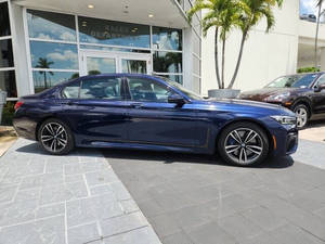 รถยนต์ปี 2022 ซีรีส์ 7 รุ่น 750i ขับเคลื่อนสี่ล้อ แบบ 4 ประตู ซีดาน เบาะหนัง กล้องมองหลัง ยาง R20 เกียร์อัตโนมัติ พวงมาลัยซ้าย สีเข้ม มือสอง มีซันรูฟ ไฟ LED - Product Image 2