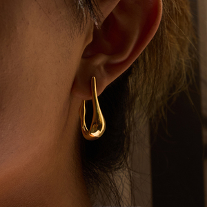 J & D Trendy Fashion Hoop Earring 18K Chapado en oro Acero inoxidable Clásico Irregular Pulido U Shape Hollow CC Hoop Earring - Product Image 3