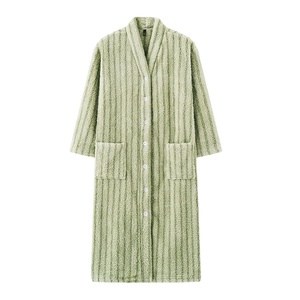 Robe de chambre épaisse pour femme Softextiles avec logo, en polaire corail douce et unie, peignoir d'hiver pour femme - Product Image 1