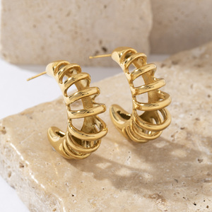 Pendientes Geométricos Huecos Inusuales en Forma de C de Acero Inoxidable con Textura de Oro de 18k para Prevenir Alergias - Product Image 3