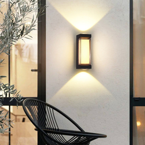 Lampe murale LED extérieure moderne, indice de protection IP65, construction en aluminium avec diffuseur en verre trempé, à intensité variable, pour utilisation en jardin - Product Image 3