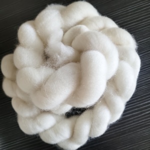 Chất lượng cao 100% Trung Quốc cừu len Tops chải kỹ trong trắng ngà Nâu 16.5mic/44mm giá cả cạnh tranh len sợi sản phẩm - Product Image 1