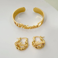 Ensemble de bijoux personnalisés pour enfants avec initiales, collier avec plaque nominative en acier inoxydable doré, bracelet jonc, mini boucles d'oreilles créoles pour bébé fille