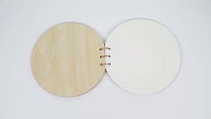 Livre de souvenirs de fête avec couverture en bois ronde de qualité supérieure, idéal comme cadeau de naissance pour les nouveaux parents - Product Image 3