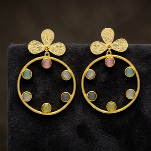 Nouvelles boucles d'oreilles pendantes en laiton multi-éléments, faites à la main, avec pierres précieuses, plaquées or, design ethnique, pour femmes/unisexe, à porter en soirée - Product Image 3