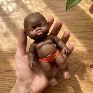 [Envío Inmediato] Muñeca Natasha Roja y Negra, Juguete Antiestrés de Música con Sonido al Apretar, Material PU, para Edades de 5 a 14 Años - Product Image 1